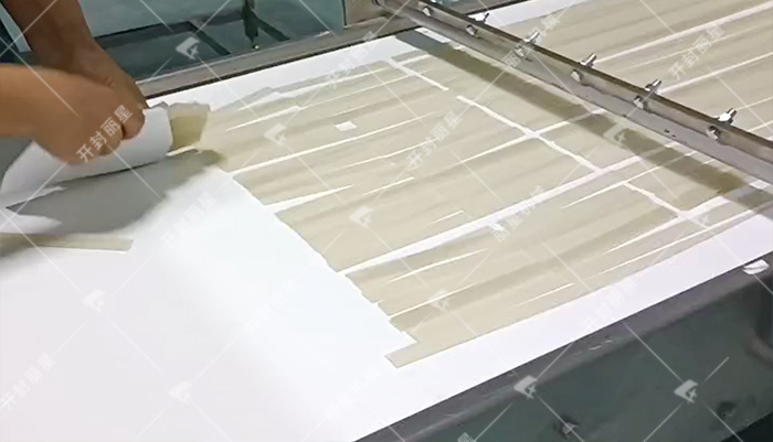 粉絲設備四川客戶加工鮮粉苕皮的試機現場 粉絲設備四川客戶加工鮮粉苕皮的試機現場